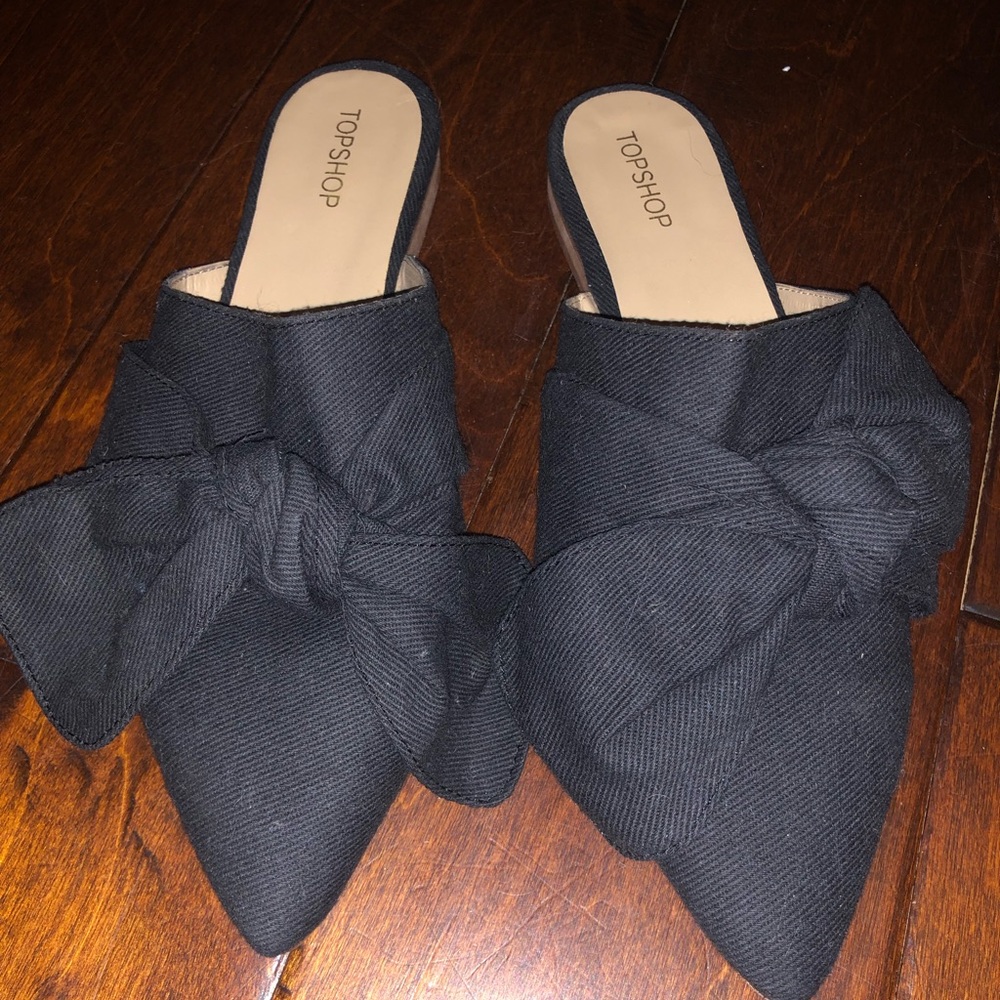 Black slides with cute bow